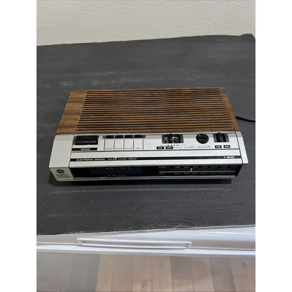 Vintage GE Woodgrain BLUE DISPLAY Digital FM/AM Clock Radio Alarm 7-4639A- works